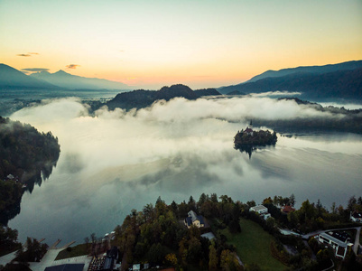 雾蒙蒙的早晨，在雪橇湖斯洛文尼亚的鸟瞰。