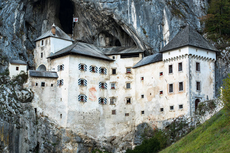 著名的普雷贾马城堡在山上建造在岩石斯洛文尼亚内部。