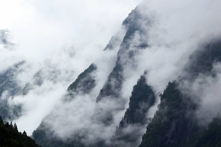 奥达诺威附近的雾蒙蒙的山脉图片