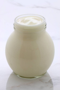 美味营养健康的新鲜酸奶锅。 复古意大利卡拉拉大理石复古造型。