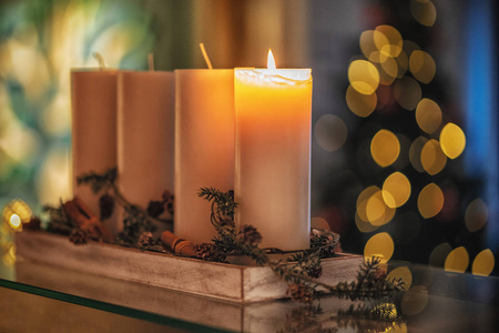 圣诞装饰蜡烛为来临季节四燃蜡烛燃烧。
