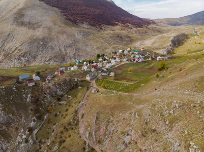 卢科米尔偏远村庄的波斯尼亚农村无人机视野。