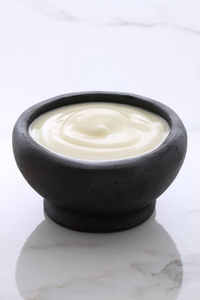 美味的酸奶油是法国俄罗斯东欧德国烹饪和墨西哥菜肴的传统配料。 陶罐或陶罐