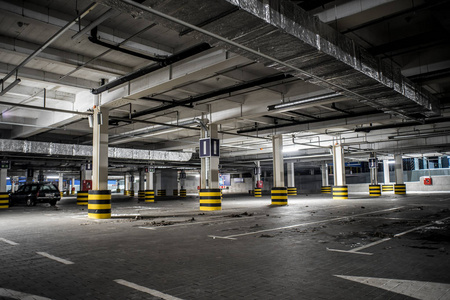 地下照明停车场，没有人，被的元素
