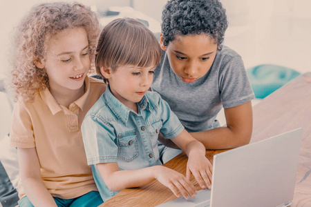 孩子们一起学习如何使用电脑