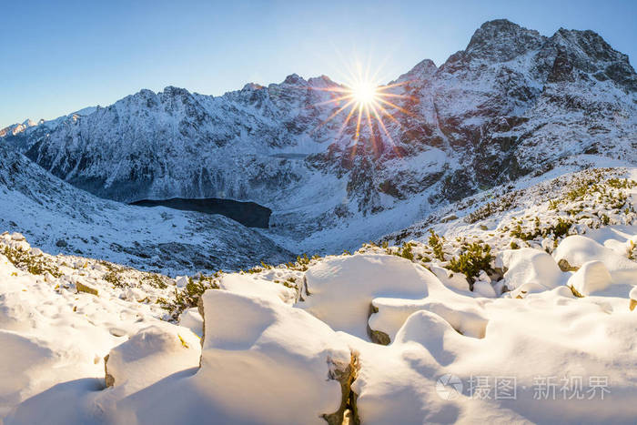 冬天的山景. 阳光透过雪山的山峰照耀. 波兰塔特拉山的冬季场景.