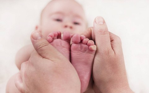 在刚出生的婴儿中，父母抱着温柔的小脚