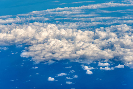 从空中俯瞰云层和海景图片