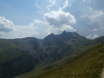 意大利南部提罗尔的高山峰顶岩全景