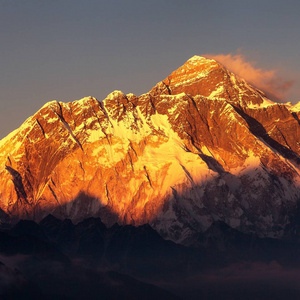 傍晚日落，红色的珠穆朗玛峰和努普特山南岩面，美丽的云从孔德村，孔布谷，索鲁洪布，尼泊尔，喜马拉雅山。