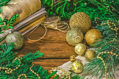 木制老式桌子上的圣诞装饰。 假日自然装饰概念。 顶部视图复制空间。 圣诞节或新的紫杉思想与装饰绳和麻布。