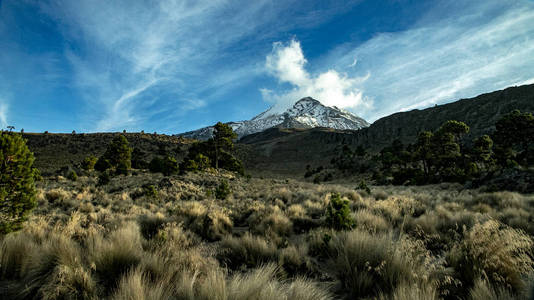 征服奥里扎巴火山在0米的高度射击。 墨西哥有趣的照片