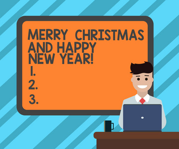 显示圣诞快乐和新年快乐的文字符号。概念照片节日问候节日问候空白板背后的男人坐在微笑与笔记本电脑杯在桌子上