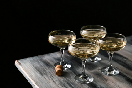 木制桌子上有一杯香槟