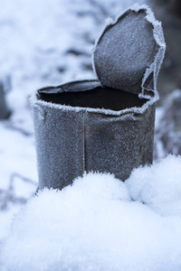 旧开锡罐雪中覆霜..