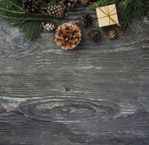 在质朴的木制背景上的圣诞礼品盒