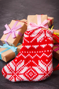 为圣诞节情人节或其他喜庆的红色羊毛袜而带丝带的礼品