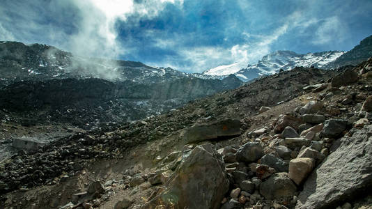 征服奥里扎巴火山在海拔0米的地方