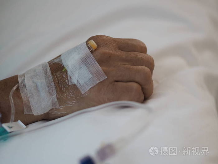 手患者在医院病房睡生理盐水照片-正版商用图片15bket