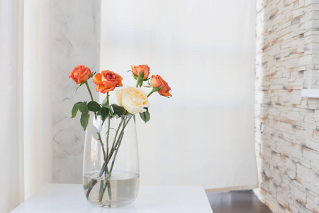 白色桌子上花瓶里的玫瑰