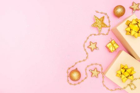 礼品盒或礼品盒，带有金色蝴蝶结星星和粉红色背景的球，用于生日圣诞节或婚礼仪式