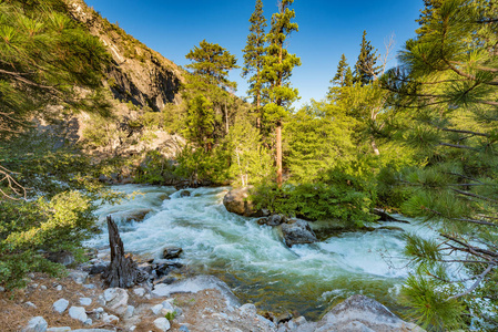 咆哮的河流瀑布国王峡谷国家公园加州