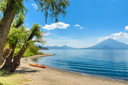 天堂海滩与椅子和皮艇在阿蒂特兰帕纳贾谢尔湖放松和娱乐海滩与瓦肯景观在危地马拉高地