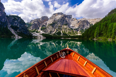 白云石山意大利苏迪罗尔的布莱斯湖也称为布拉格野生或泻湖。 在高山湖上有典型的木船的浪漫地方。 徒步旅行和冒险。