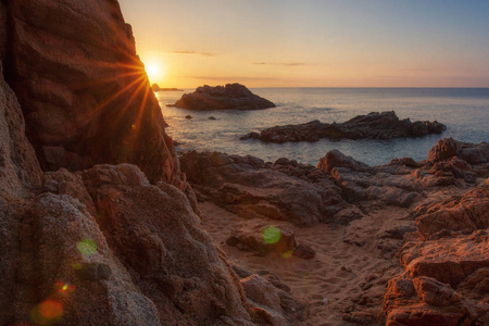 日出时在 lloret de mara 的西班牙海滩