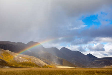 冰岛美丽的山虹。 欧洲冰岛五彩缤纷的夏季早晨。 艺术风格帖子处理照片。