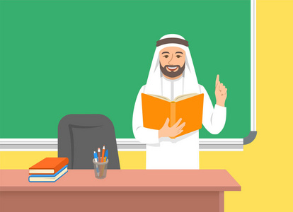 阿拉伯老师，年轻人，穿着传统的衣服，站在教室的黑板前，拿着打开的书。 学校班级内部。 传统教育理念。 矢量卡通插图。