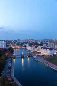 加里宁格勒中心的黄昏。 朱比利桥鱼村渠的普雷古利亚河。 俄罗斯