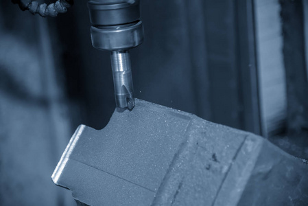 数控铣床用可分度工具切割铸铁零件。高科技模具制造工艺。