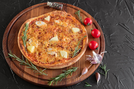 披萨食品蔬菜玛格丽塔。 蔬菜蘑菇和西红柿披萨在黑色的木制背景上。 它可以用作背景