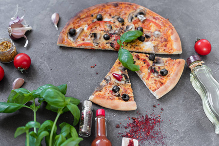 披萨食品蔬菜玛格丽塔。 蔬菜蘑菇和西红柿披萨在黑色的木制背景上。 它可以用作背景