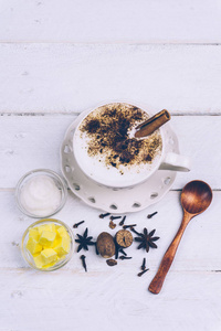 防弹咖啡。 生酮饮食咖啡与椰子油和黄油酥油。 一杯防弹咖啡和配料古饮食。 白色木制背景