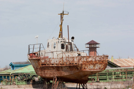 旧渔船在岸上生锈