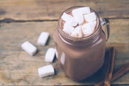 一杯热可可或热巧克力，上面有棉花糖和肉桂棒。 冬天的心情。