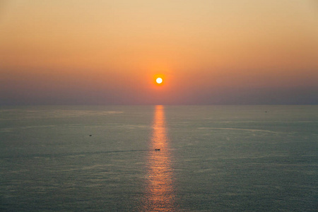 美丽的海景，日落和一艘船在光线下
