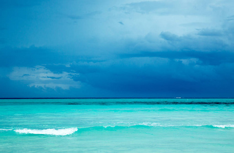 马尔代夫海滩度假胜地全景景观。 暑假旅游假期背景概念。 马尔代夫天堂海滩。