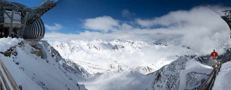 全景。索尔登滑雪场，俯瞰阿尔卑斯山。奥地利。