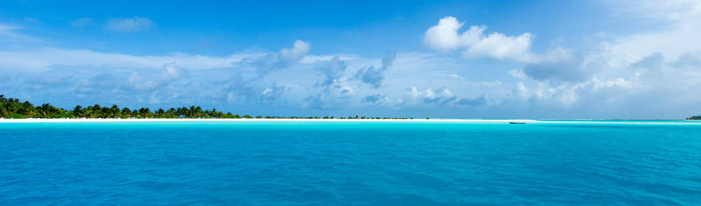 马尔代夫海滩度假胜地全景景观。 暑假旅游假期背景概念。 马尔代夫天堂海滩。