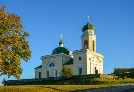 宗教建筑正统基督教大教堂与绿色圆顶。 尼夫斯基教堂