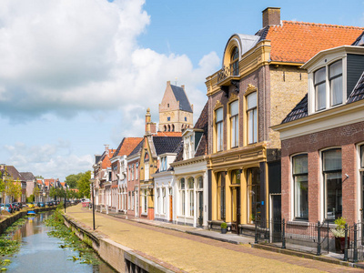荷兰博尔斯沃德弗里兰老镇的克莱恩迪伊拉克运河和新教教堂塔的街道场景