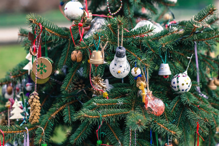 圣诞树上的手工装饰。 DIY的想法。 环境概念
