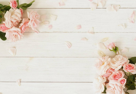 花的背景。白色木制背景上美丽的粉红色玫瑰花束。上景。复制空间