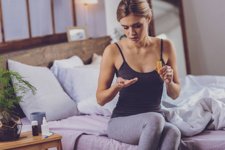 令人愉悦的年轻女子服用止痛药