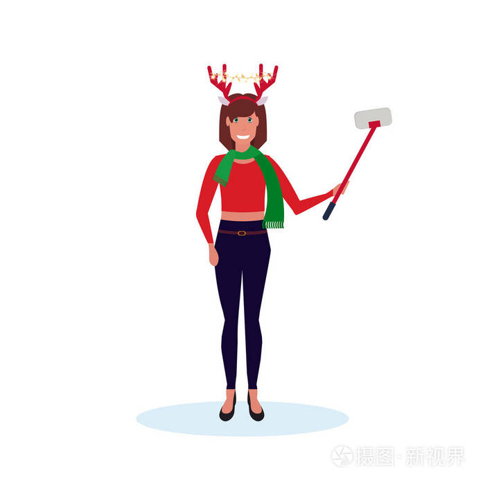 拿着自拍棒穿着鹿服装的妇女快乐新年快乐圣诞