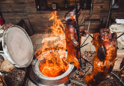 烤猪和羊肉在火和煤热天都烤。 热肉菜