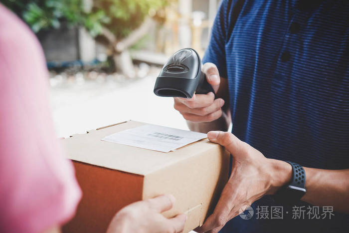 服务头脑女性客户手收到一个纸板箱包裹从服务快递和送货员扫描条形码